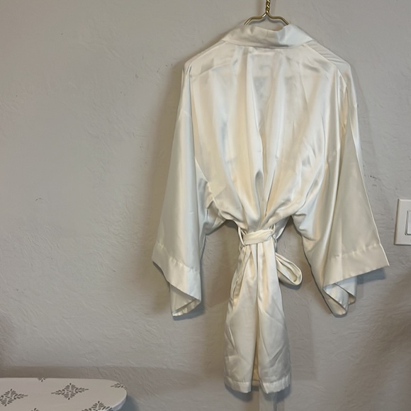 Victoria’s Secret Gold Collection Label Ivory Embroidered Kimono Robe Size M - Picture 2 of 8